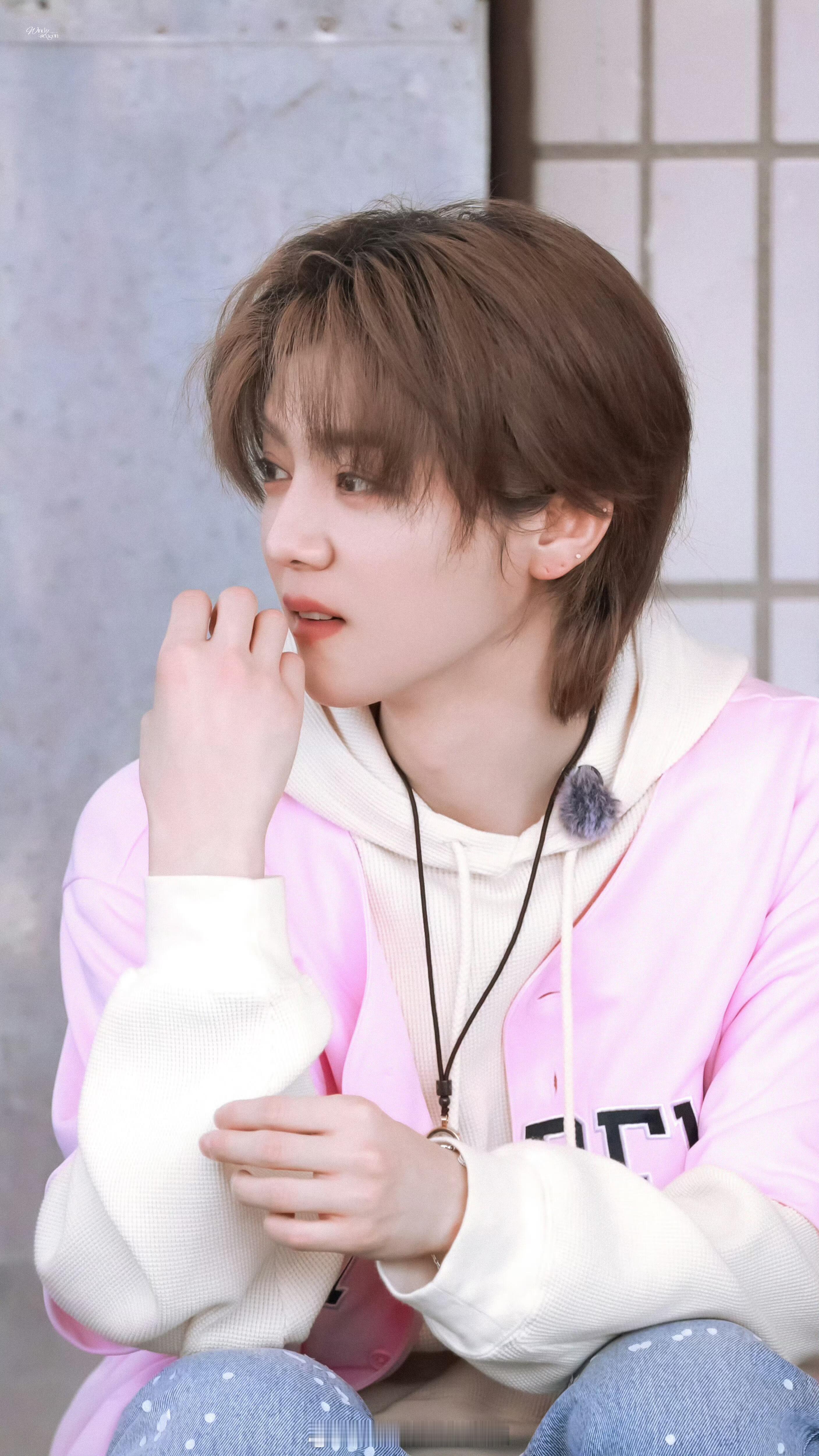 鹿晗这张脸披个床单都好看哈哈哈哈哈 鹿晗这张脸披个床单都好看吧？被子秒变披肩，拼