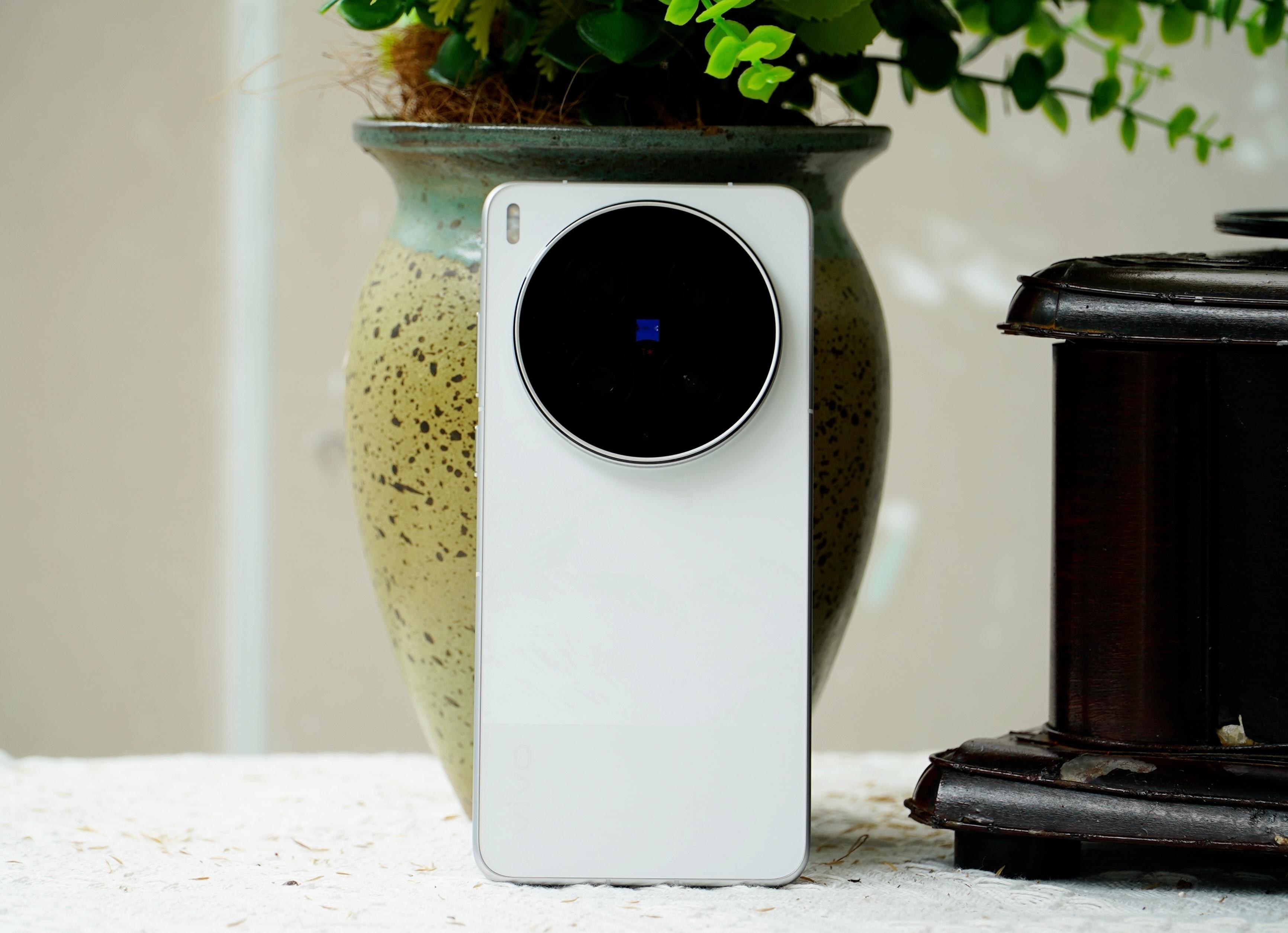 vivo X300 Ultra银调真机上手图：子弹兄是白色控，所以就买了银调。这