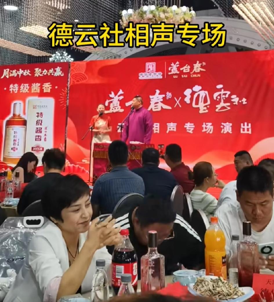 这是真的吗？不可能吧？这个女孩儿应该是社团唯一一个女相声演员，怎么在这里演出？一