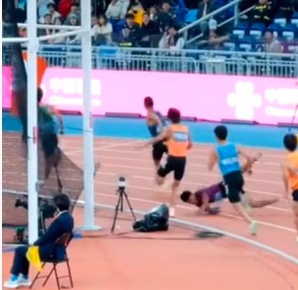 全运会男子4×400米接力决赛你们看了吗？

决赛那天赛道上太混乱了，广东队接棒