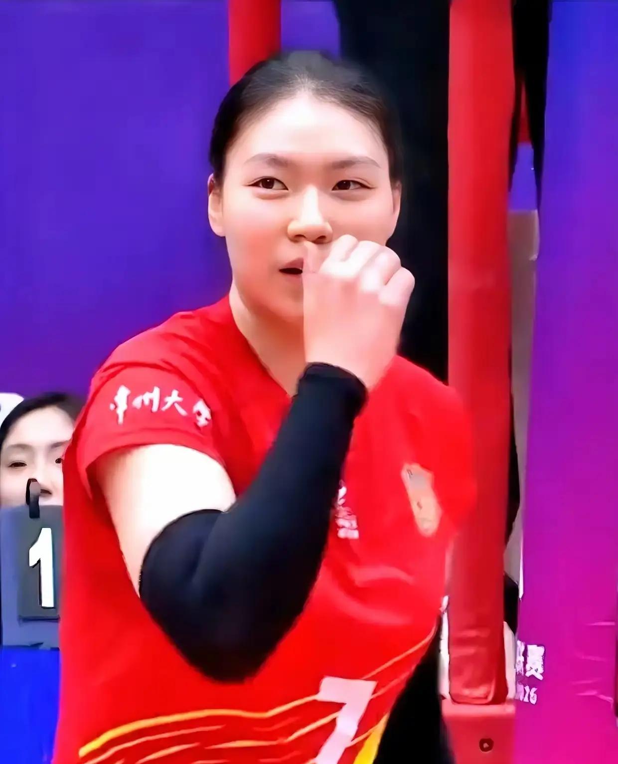 世联赛总决赛对阵美国女排的比赛，在二传位置上主教练赵勇将对张籽萱，解盛钰和刁琳宇