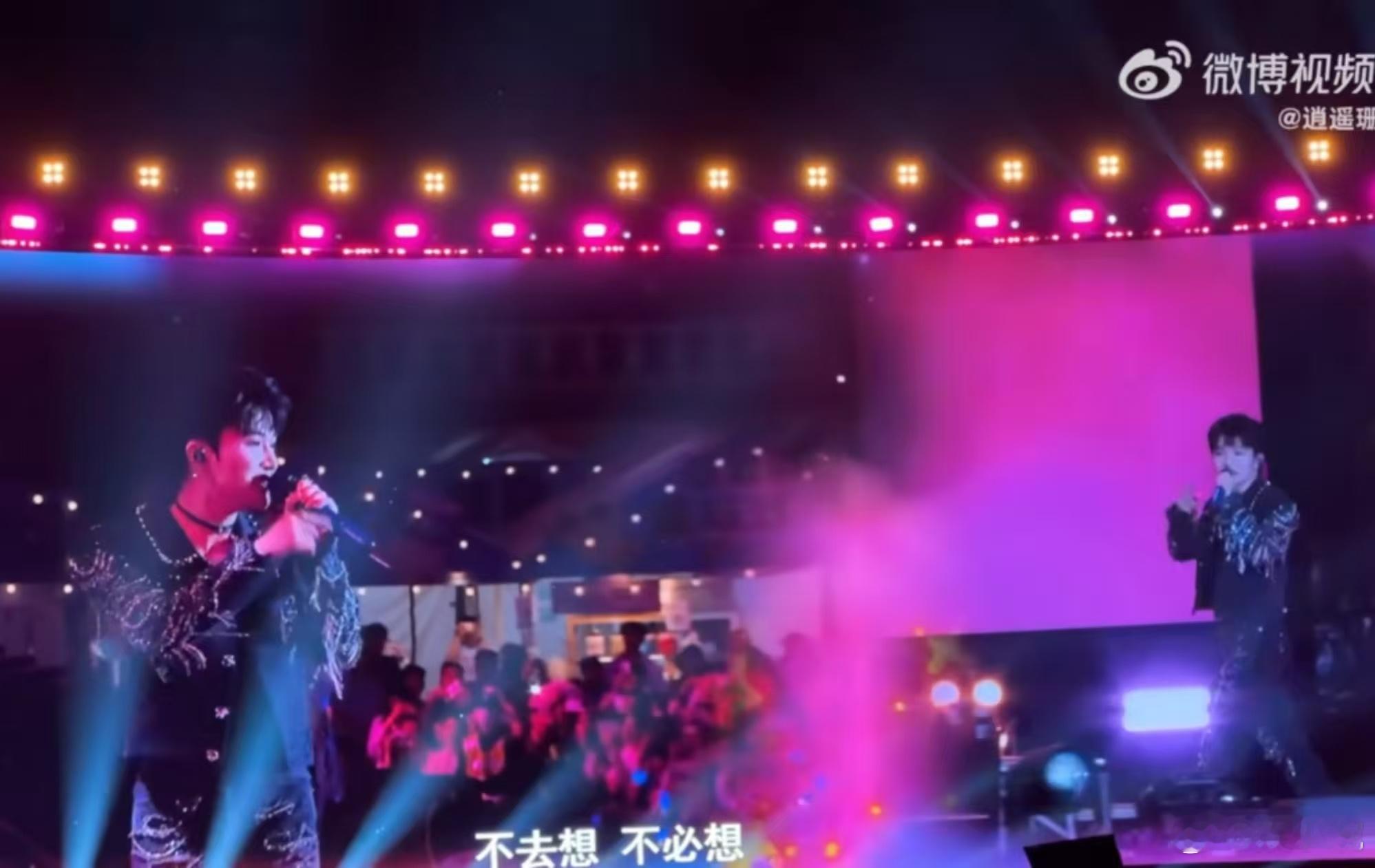 周深万人合唱小美满 周深昨晚领唱《小美满》，全场跟着他轻轻摇摆，那画面仿佛时间都