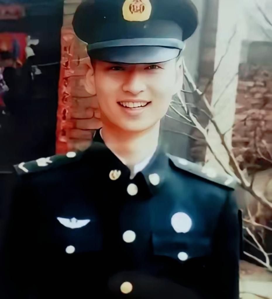 2020年，24岁的儿子不幸牺牲，母亲在整理他的遗物时，发现了一位女孩的照片，她