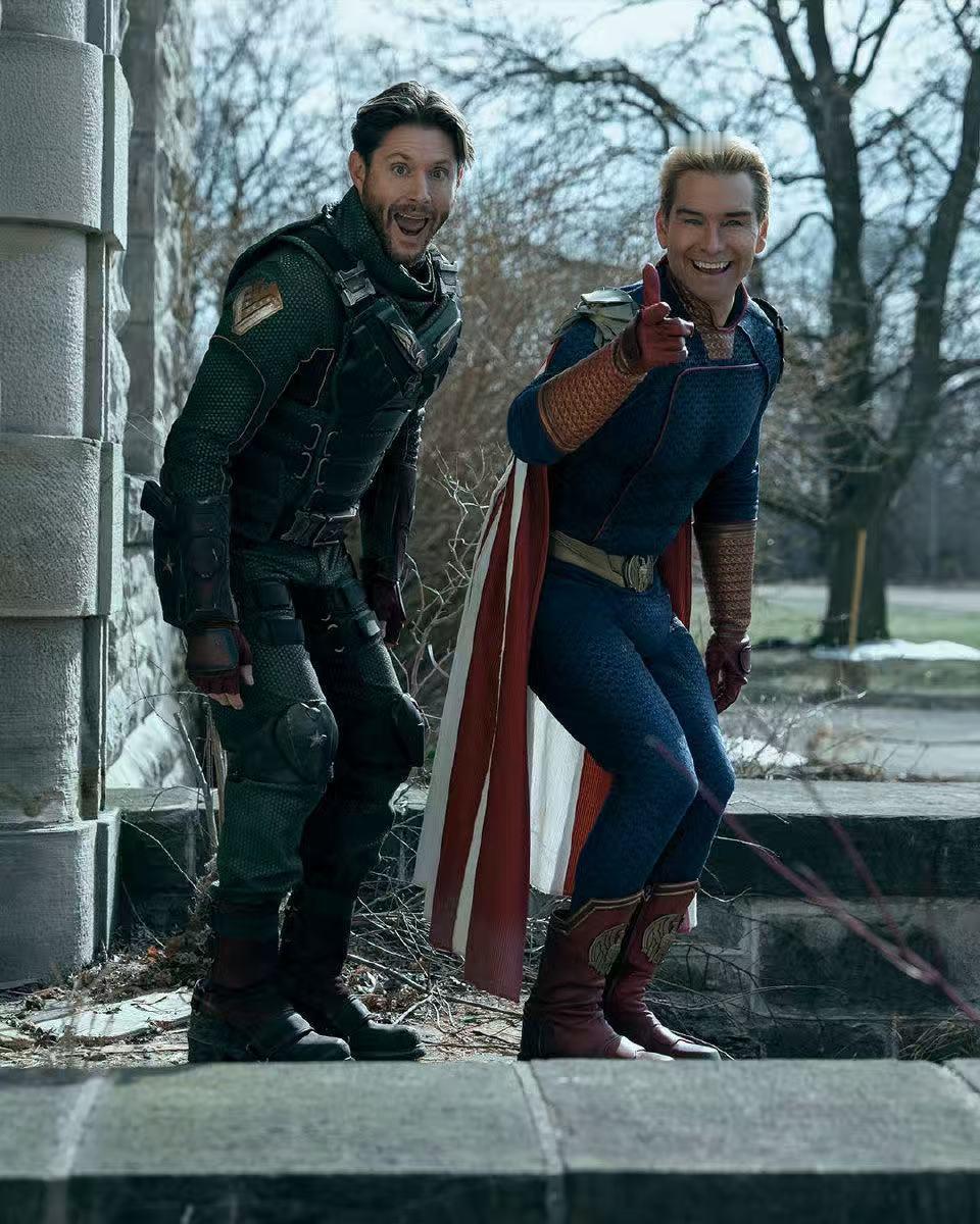 《黑袍纠察队》第五季的搞笑幕后照。 