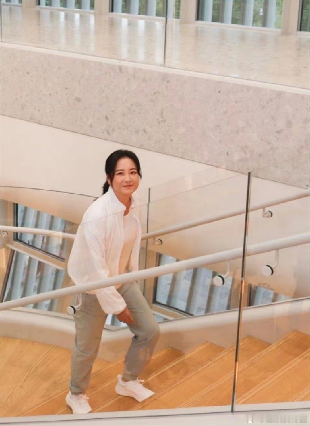 网友们是偶遇了线下的贾玲[666][666][666]身子确实瘦了不少，但是这个