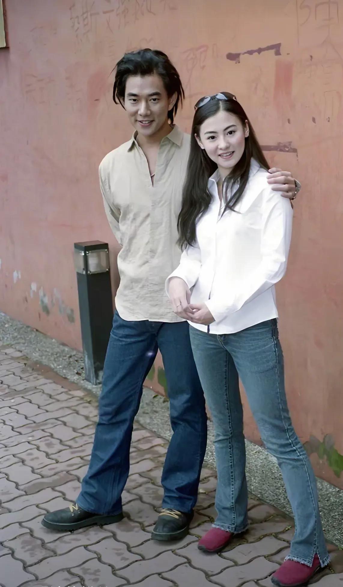 张柏芝和任贤齐当年多么年轻，他们的休闲装穿的好随便呢，感觉就像我们上中学时候的小