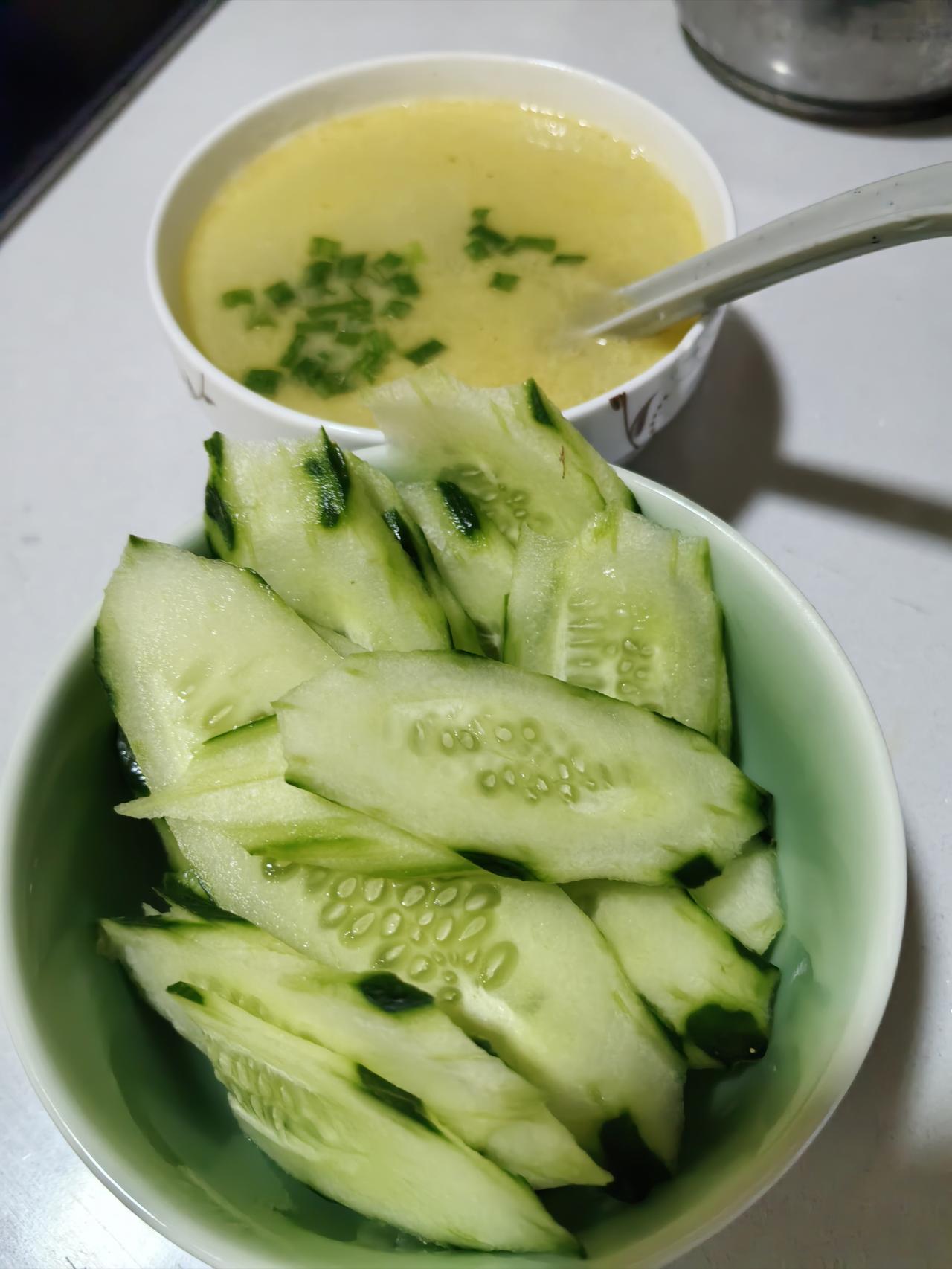 这是我最近的减肥餐，
吃得我有点失调了。
幸好今天培训，
跟着朋友还吃了顿好的。