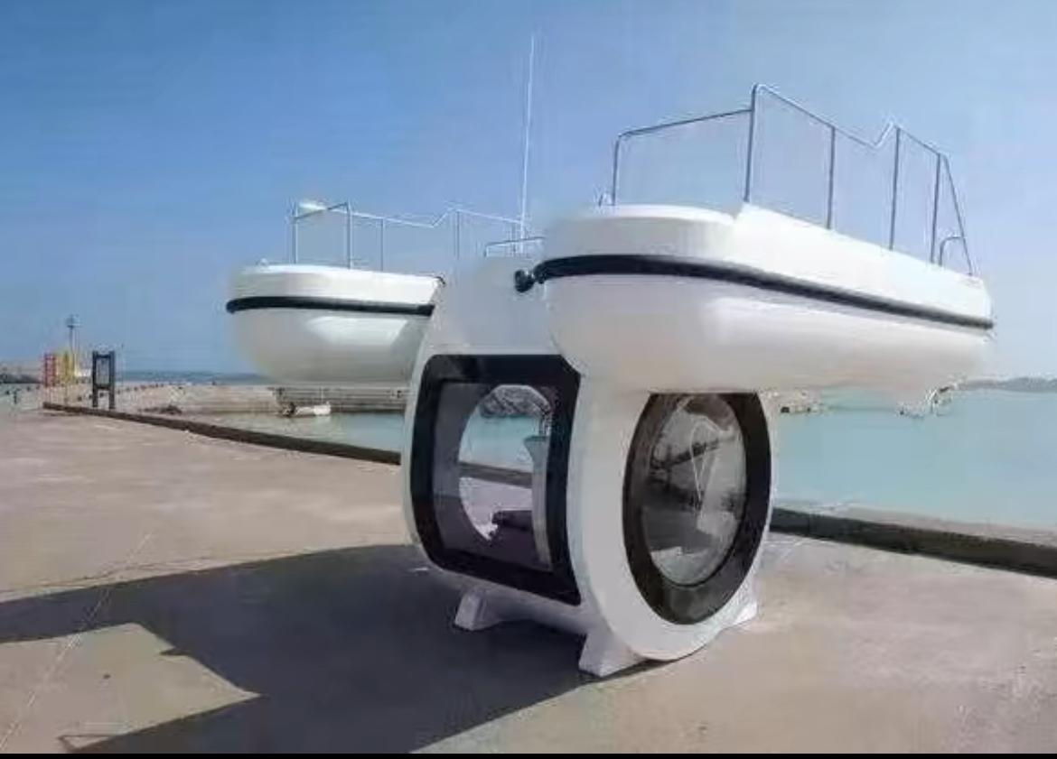 造船厂也是挖空心思创造发明，这是一家造船厂造出的潜水艇船舶，上面是游艇，下面则是