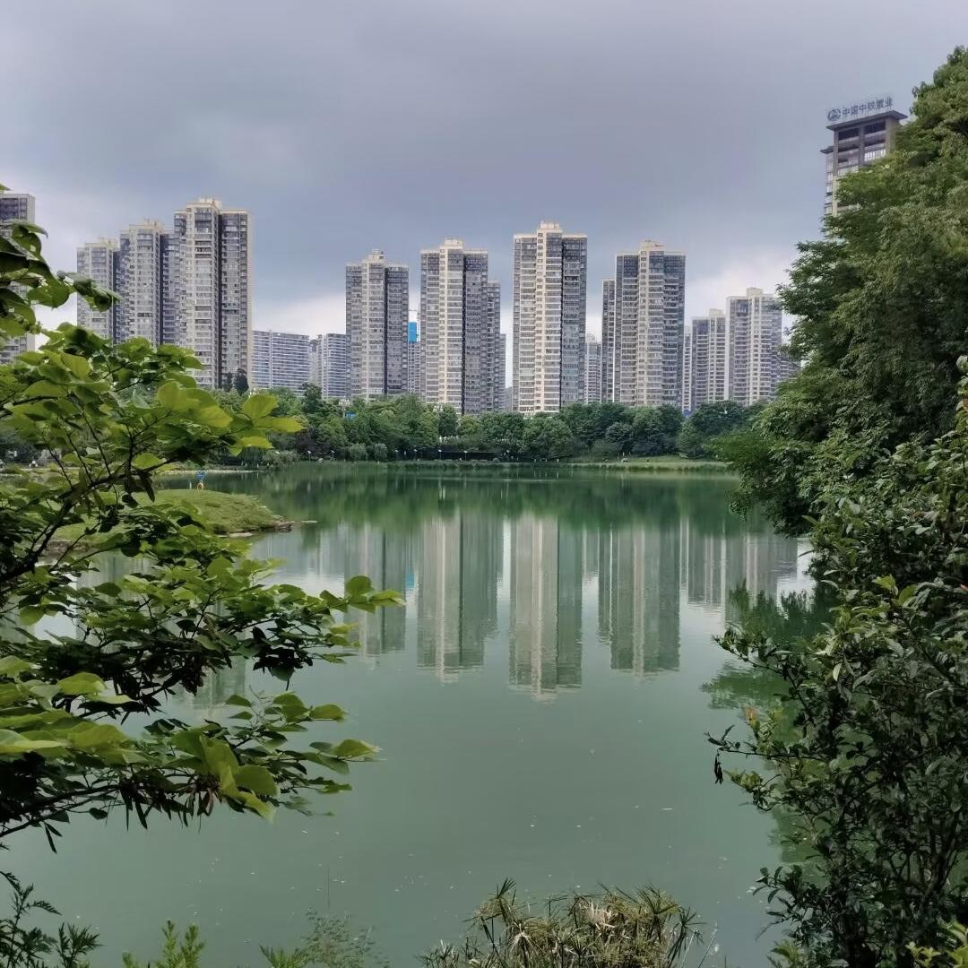 人这一辈子，其实用不着太多物质。钱够花就行，不用为生计日夜奔波、愁眉苦脸，日常开