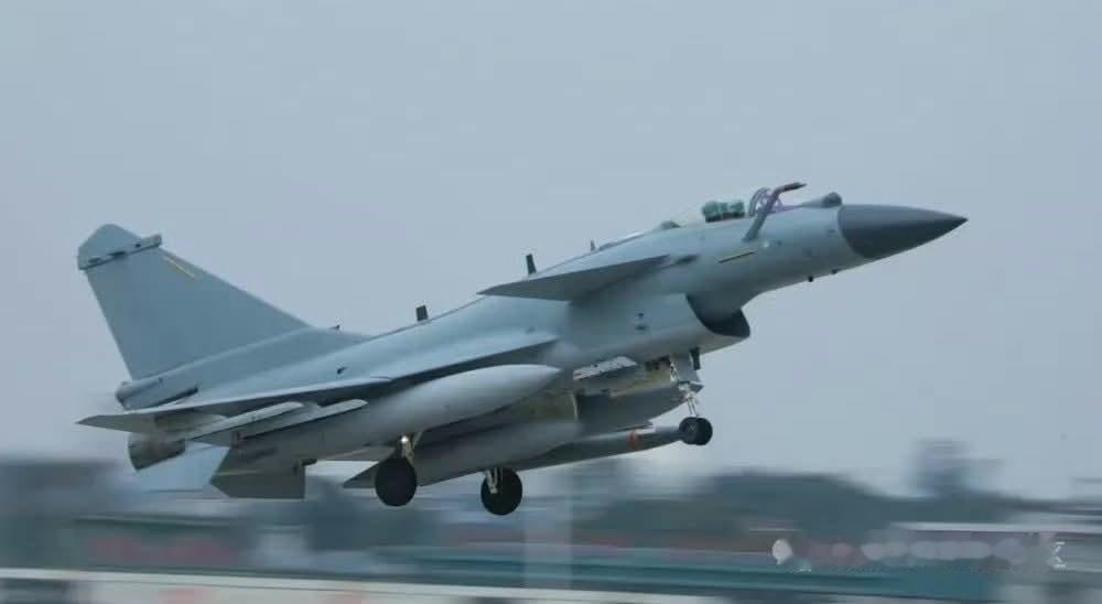 歼-10C战斗机已公开亮相搭载YJ-21E型高超音速导弹，标志着这款尺寸更小、专