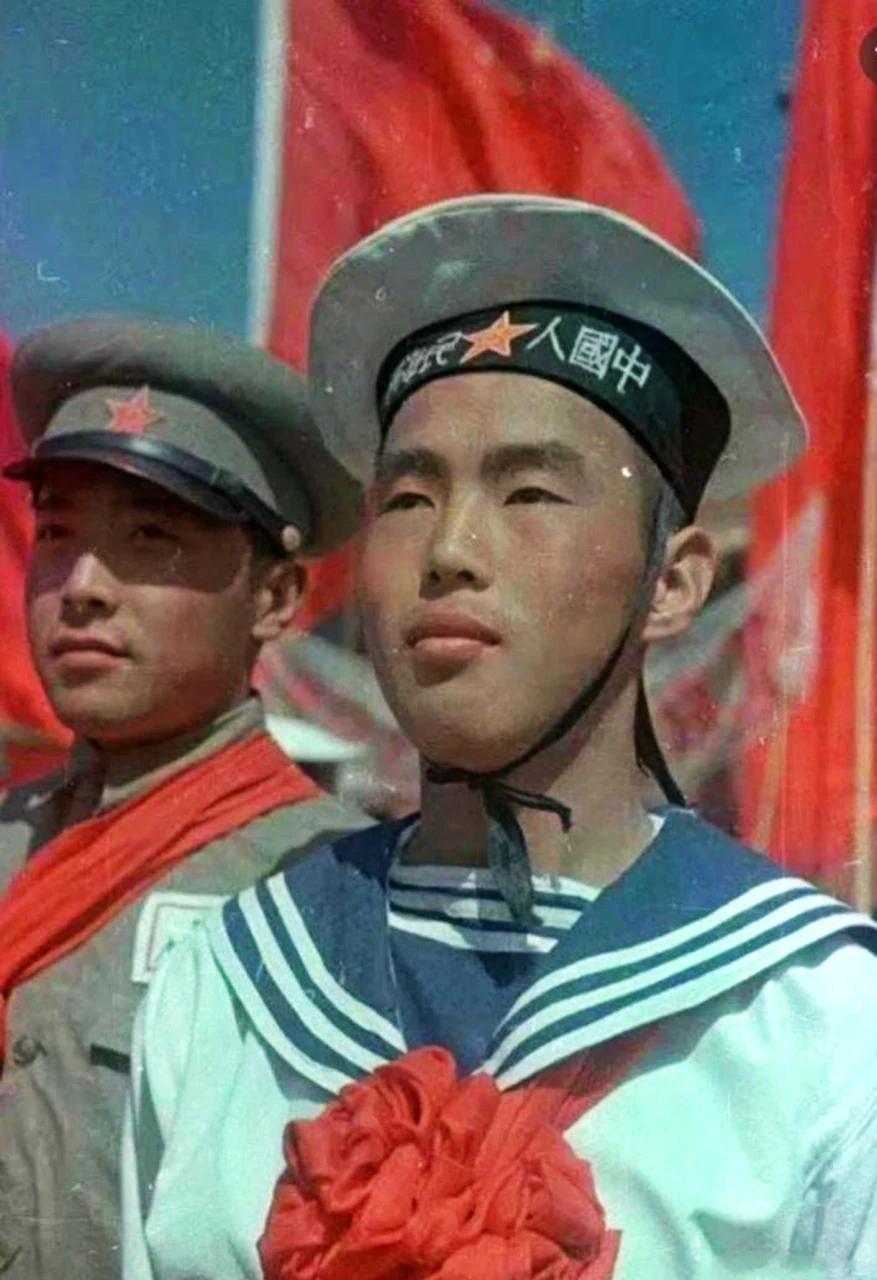 可以说解放军水兵服是各个兵种服装变化最小的军服了，最明显的区别主要是体现在第一代