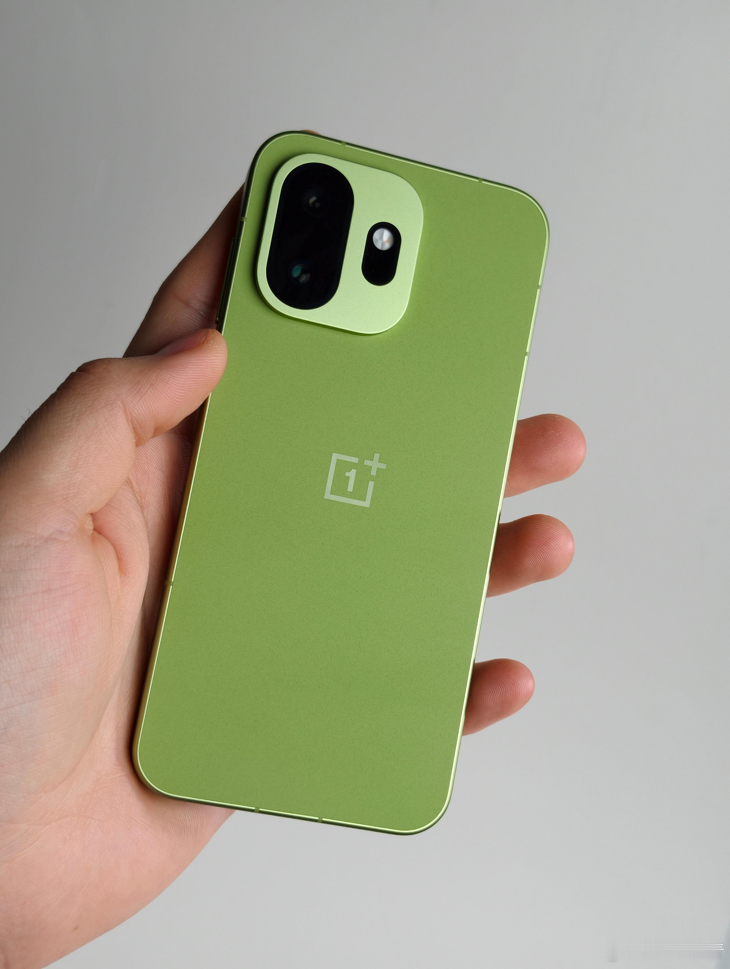 一加15T这个类似抹茶的颜色，是三个配色里面我最中意的。看着是那种比较清新、温柔