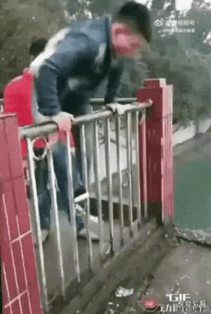 功德无量，男子不顾危险，从二三十米高跳下去，只为救陌生小孩。