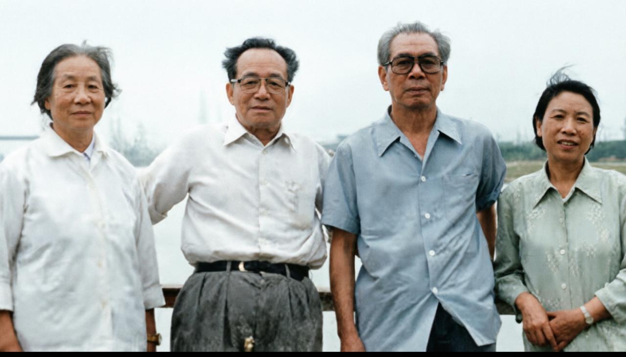这张晚年合影里，左侧两位是谷牧与夫人牟锋；右侧二人是王一平和夫人张梅修。二人既是