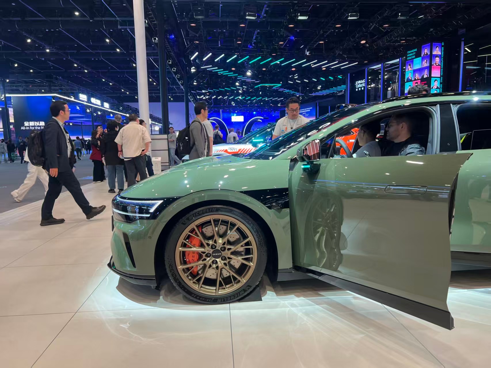 极氪7系也有RLine套件！焕新极氪7系：007/007GT，在展台上展出了一台