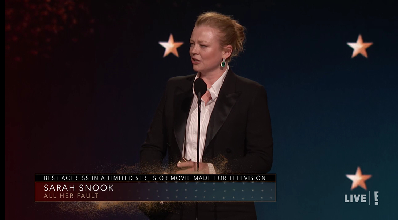 莎拉·斯努克凭借《都是她的错》在评论家选择奖中斩获限定剧集类最佳女主角奖项 