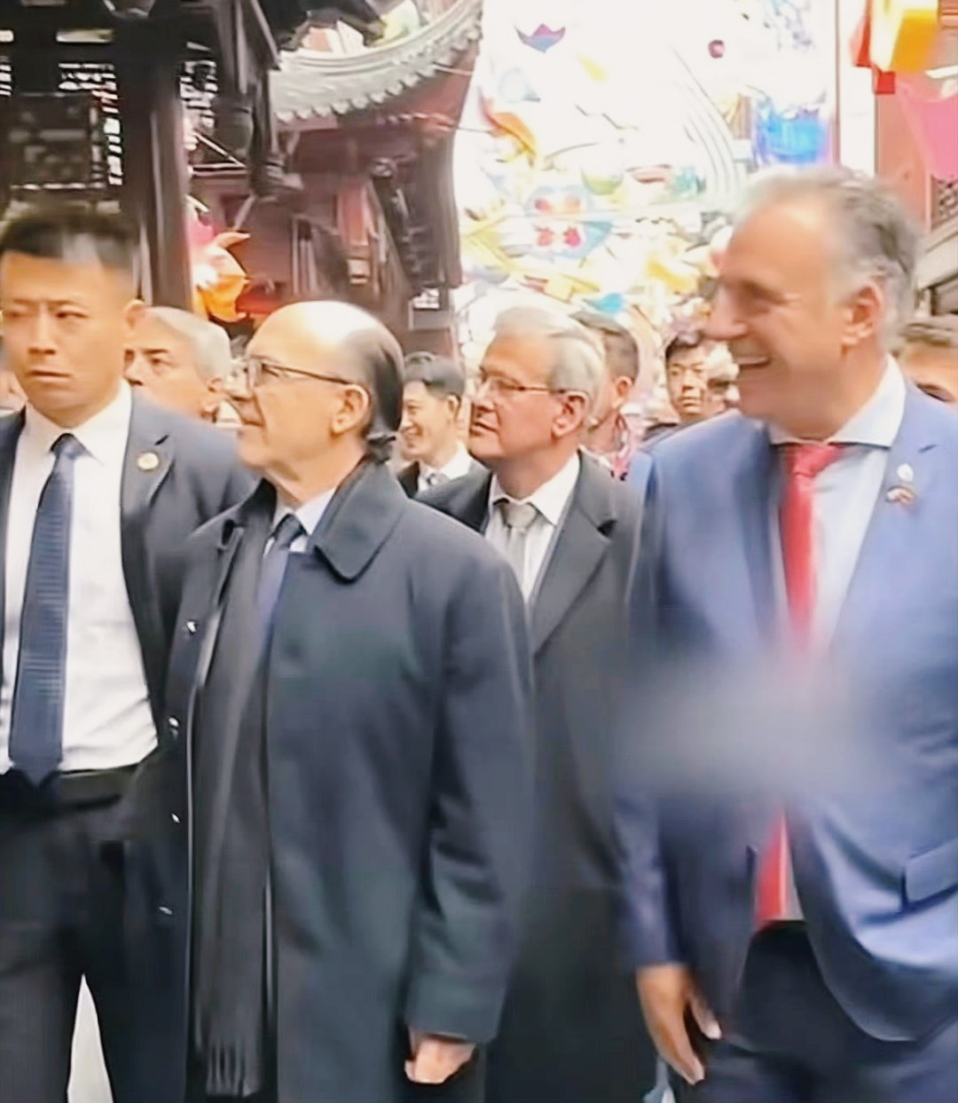 乌拉圭总统秀中国手机总统跟着游客一起逛豫园、赏马年彩灯，还和市民挥手互动，沉浸式