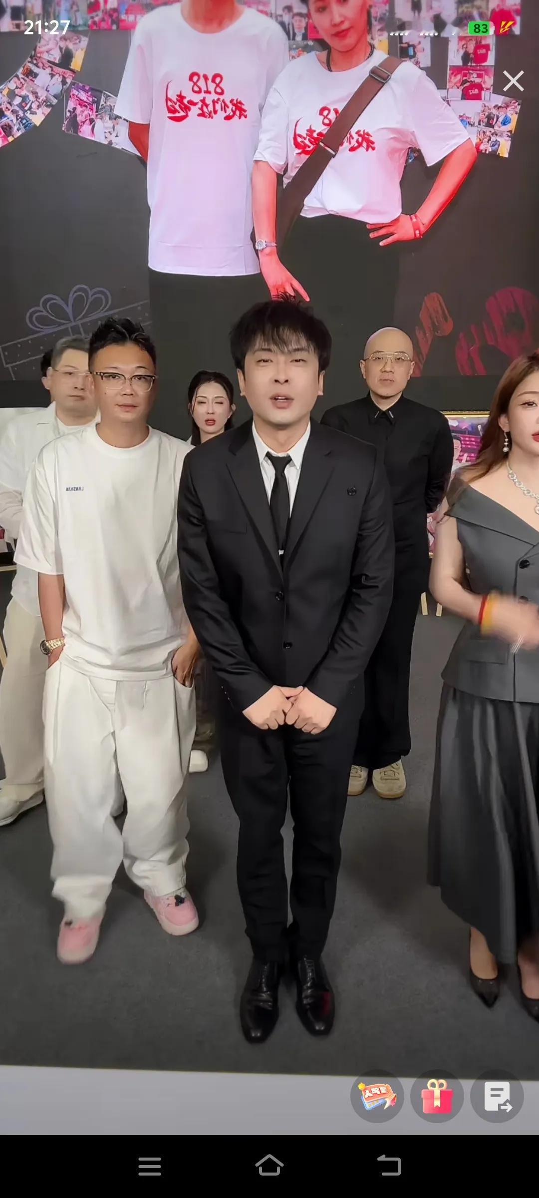 818 生日这天，辛巴在晚上 8 点 18 分开了直播。这场直播里，他说自己要退