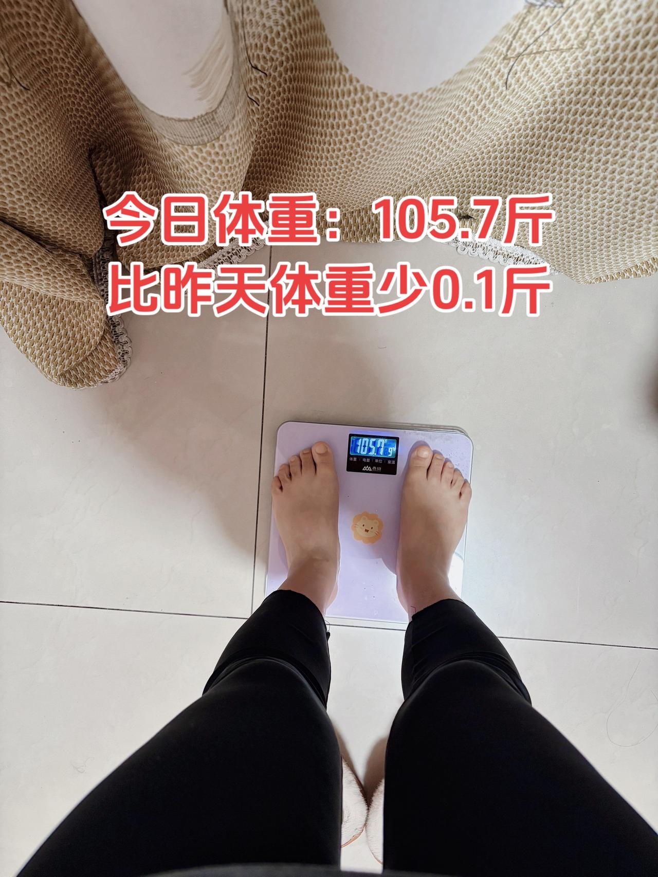 泪水打湿我的减脂餐，目标103斤，加油
今日减脂早餐：燕麦鸡蛋+干果+拿铁