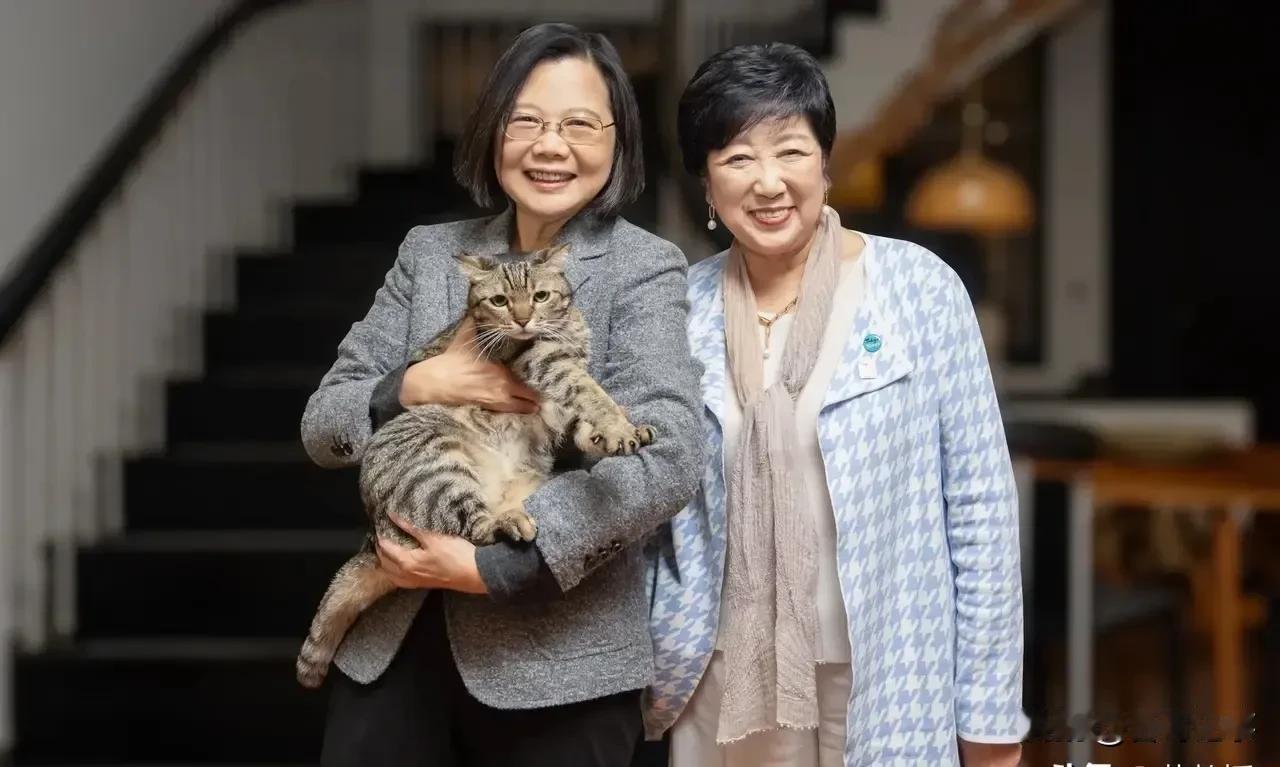 用一句话或一个词语来形容这两位中年妇女！