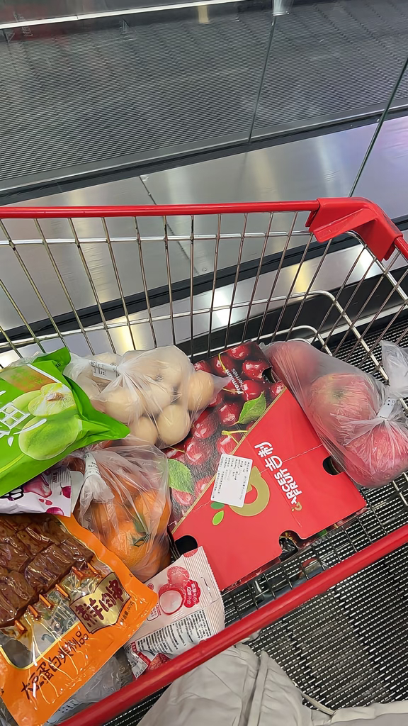 上班是法务下班是偷车厘子惯犯 这个事，还真是讽刺感拉满。白天在公司当法务，讲合规