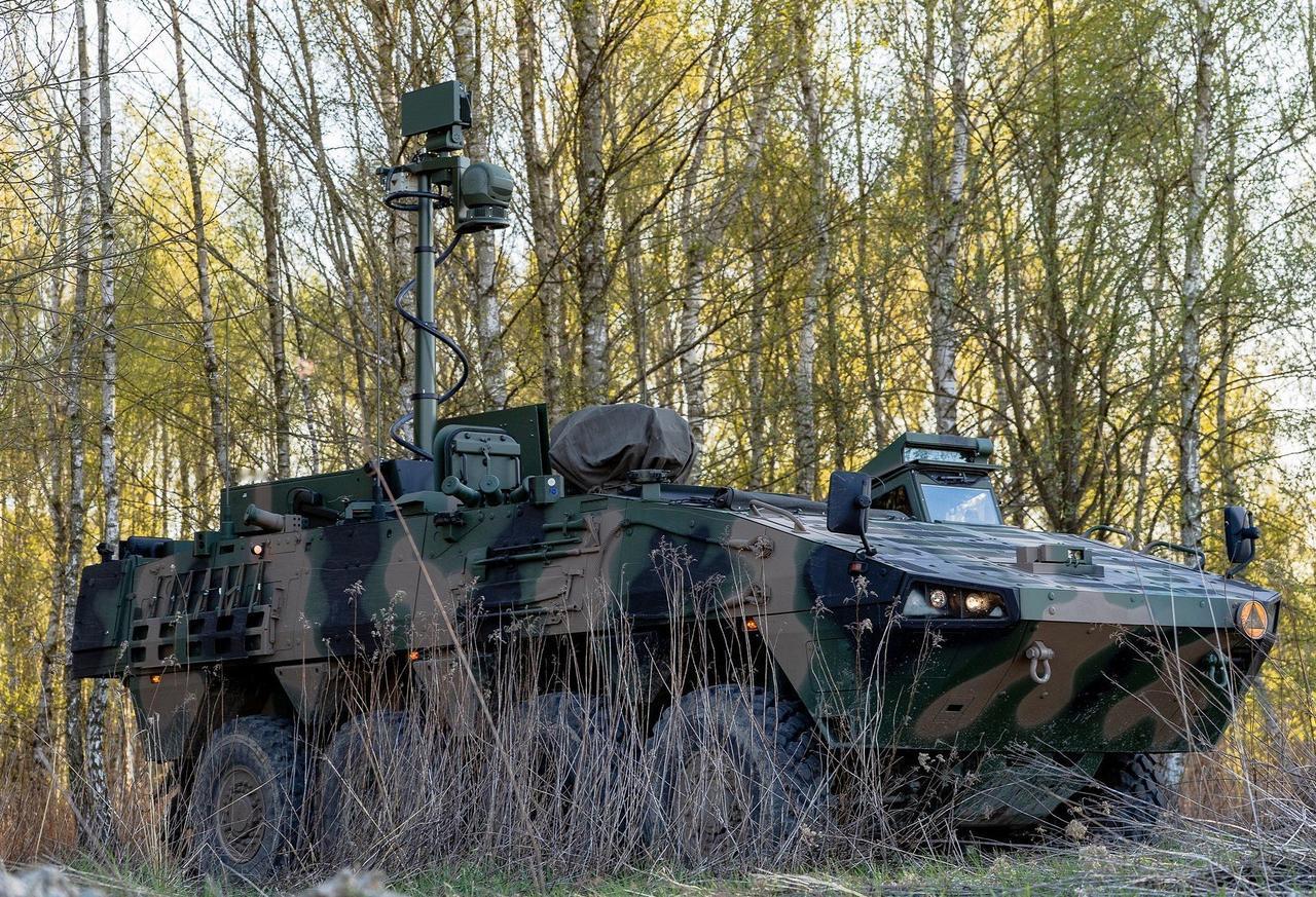 由波兰武器集团公司Rosomak SA 生产的炮兵侦察车/AWR/在8x8 Ro