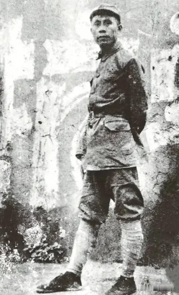 1937年，时任绥德警备区司令员陈奇涵将军在陕北绥德时的照片。任内，他指挥警备区