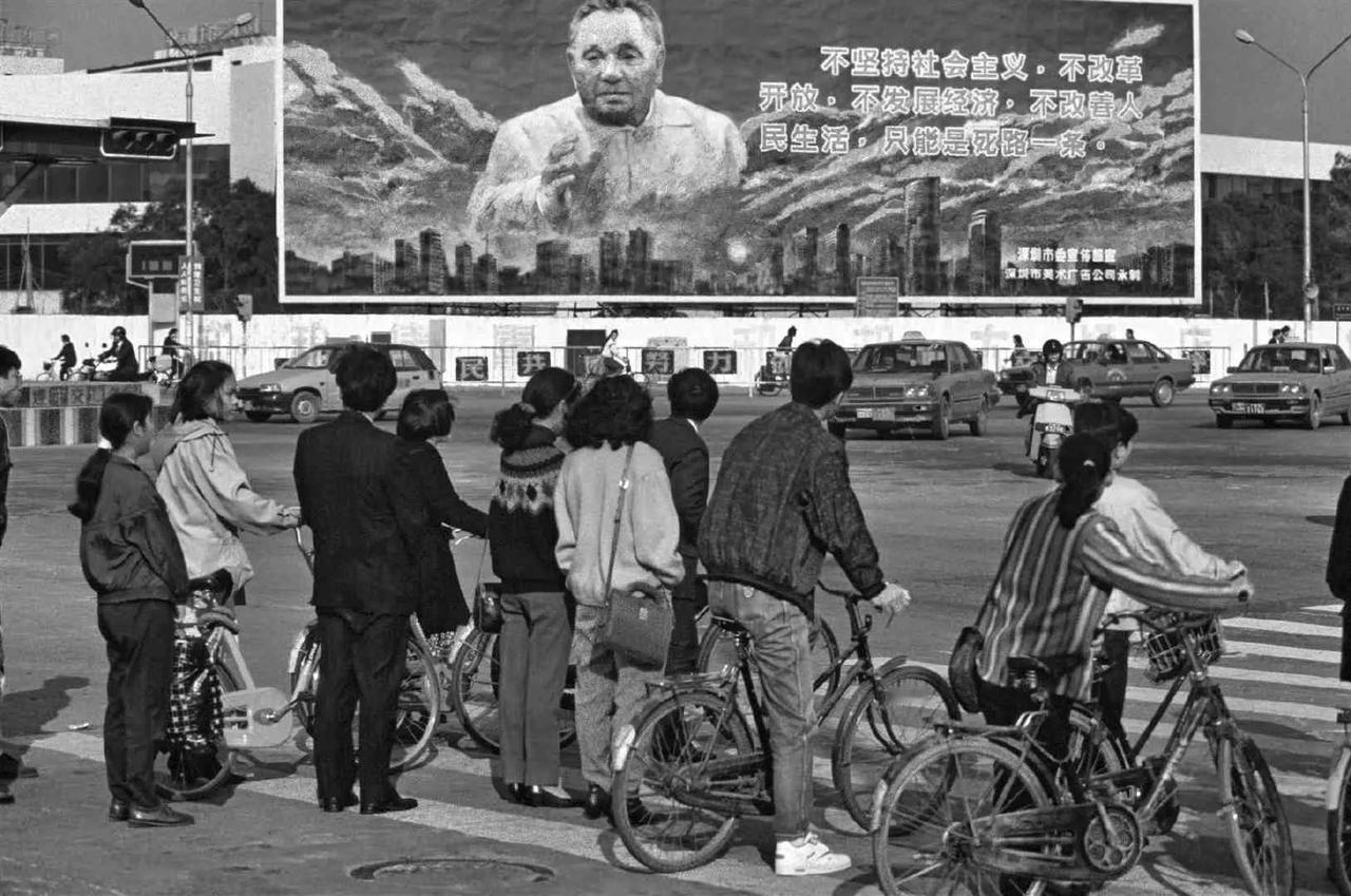 十字路口，深圳，1991年，Robin Moyer摄。 ​ ​​​
