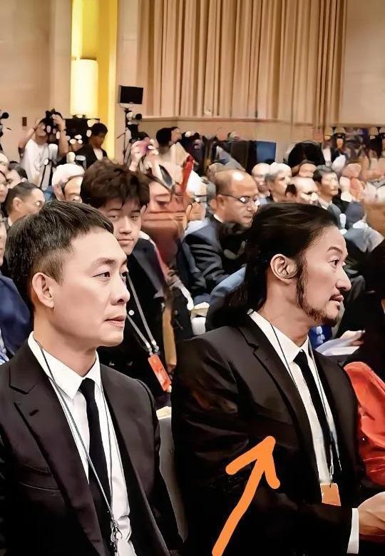 吴京长发络腮胡，铁骑剧组一照流出，网友直接炸锅，硬汉秒变文艺范儿，有人说他“暴发