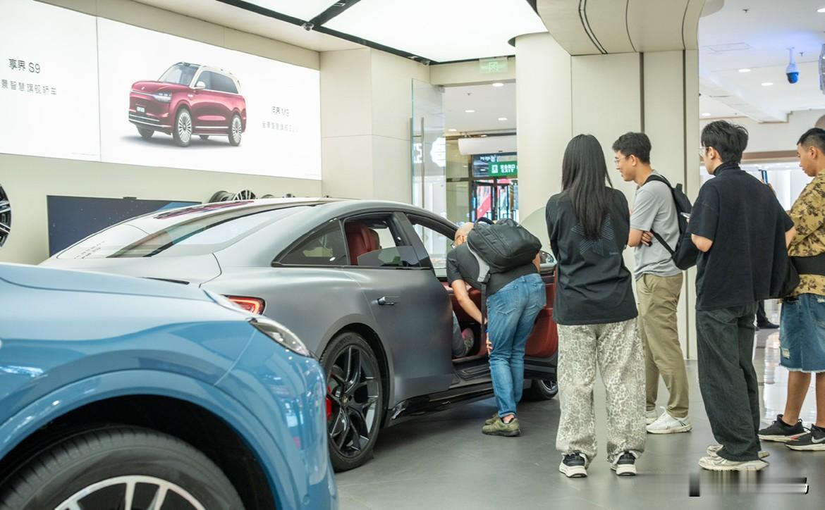 享界S9T线下门店又排起了长队，许多用户专程过来看看实车，就连外国朋友也纷纷驻足