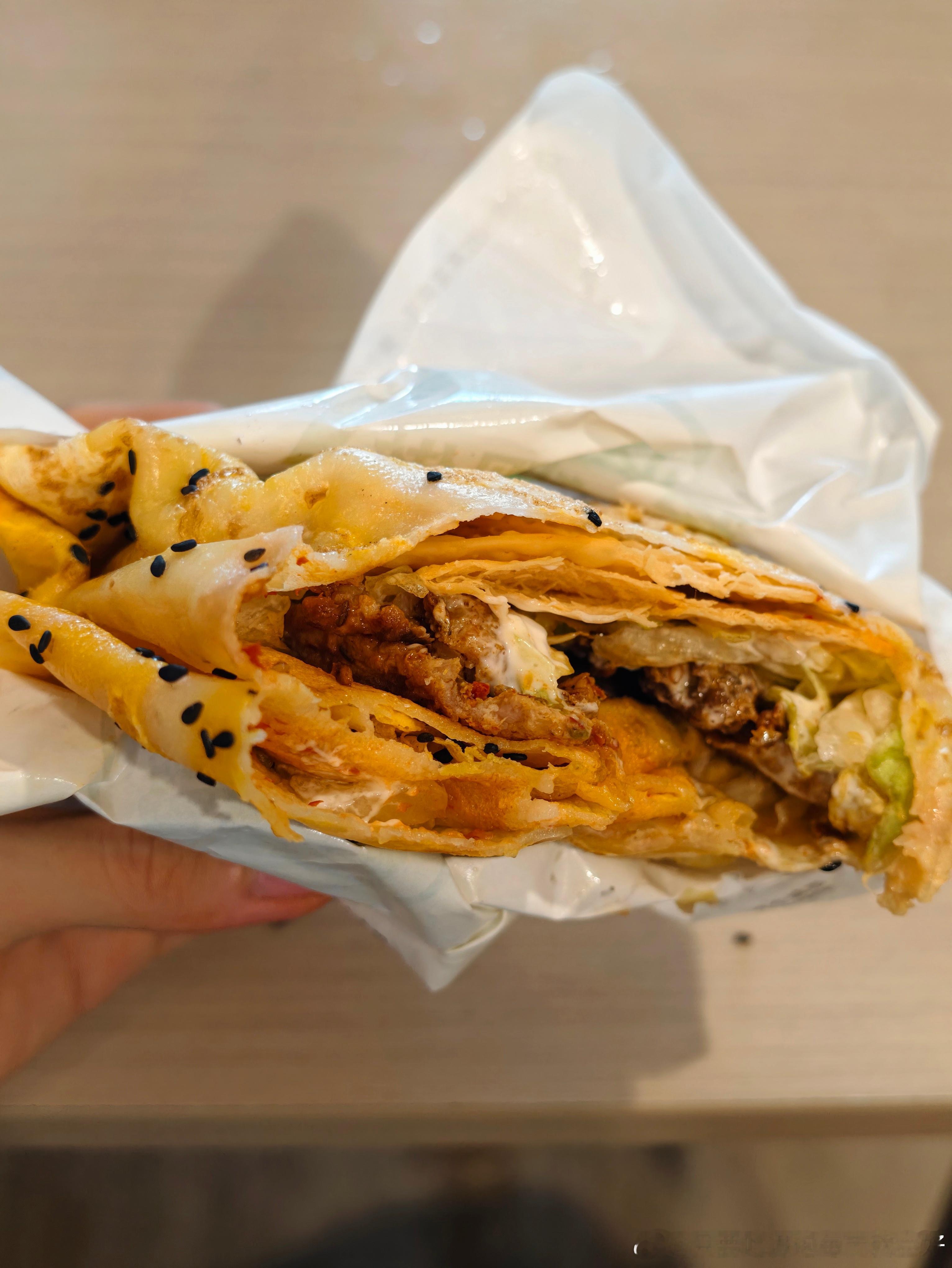 幸福就是，在吃煎饼的时候，只在意煎饼，不去想别人的麻辣烫更好，别人的沙拉更健康.