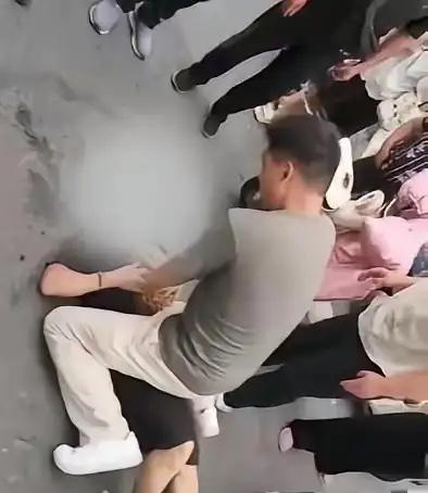 钱王津，男，汉族，现役军人，江苏淮安人。2026年7月27日傍晚六点多，他趁着探