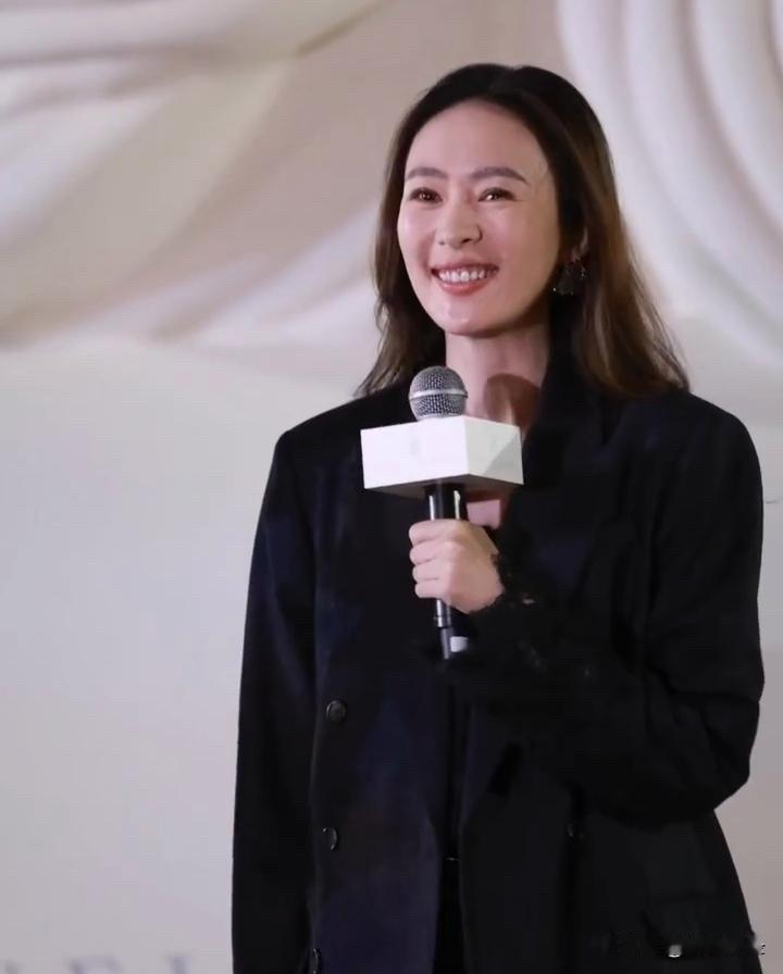 童谣在上海参加活动，她穿着西装，脸蛋圆润，笑起来真的太美了吧！[玫瑰][福]