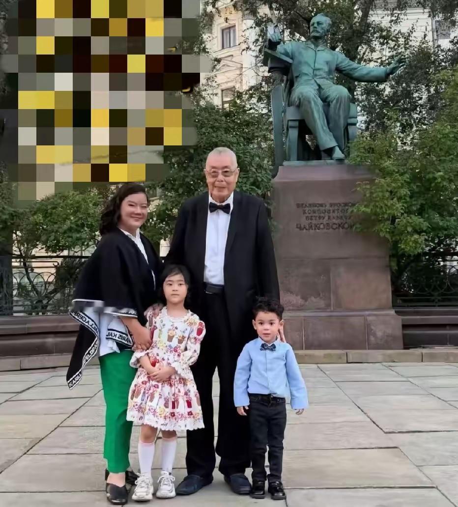 中国著名钢琴演奏家刘诗昆，老来得子。一家四口，其乐融融，幸福美满。刘璇全家