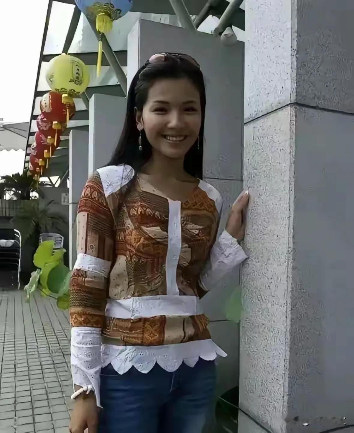 好漂亮！
看着还很眼熟，
就是穿的好土啊，
她好像是大明星吧？
但就是想不起她的