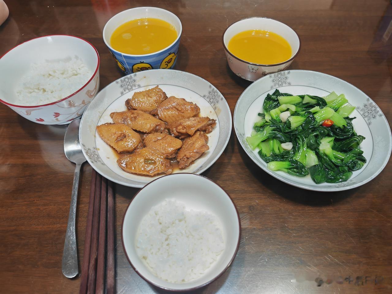 我和孙子的晚餐分享～
[微风]可乐鸡翅
[微风]炒宁夏青
主食白米饭/黄瓜南瓜苹