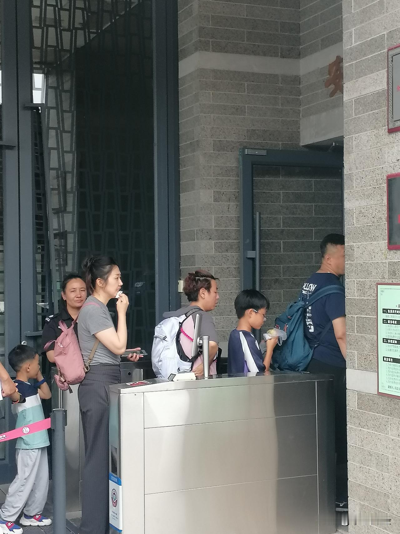 我认为上班！创业风险过大，影响幸福指数。好好工作，坚持乐观创新，工作会为你创适美