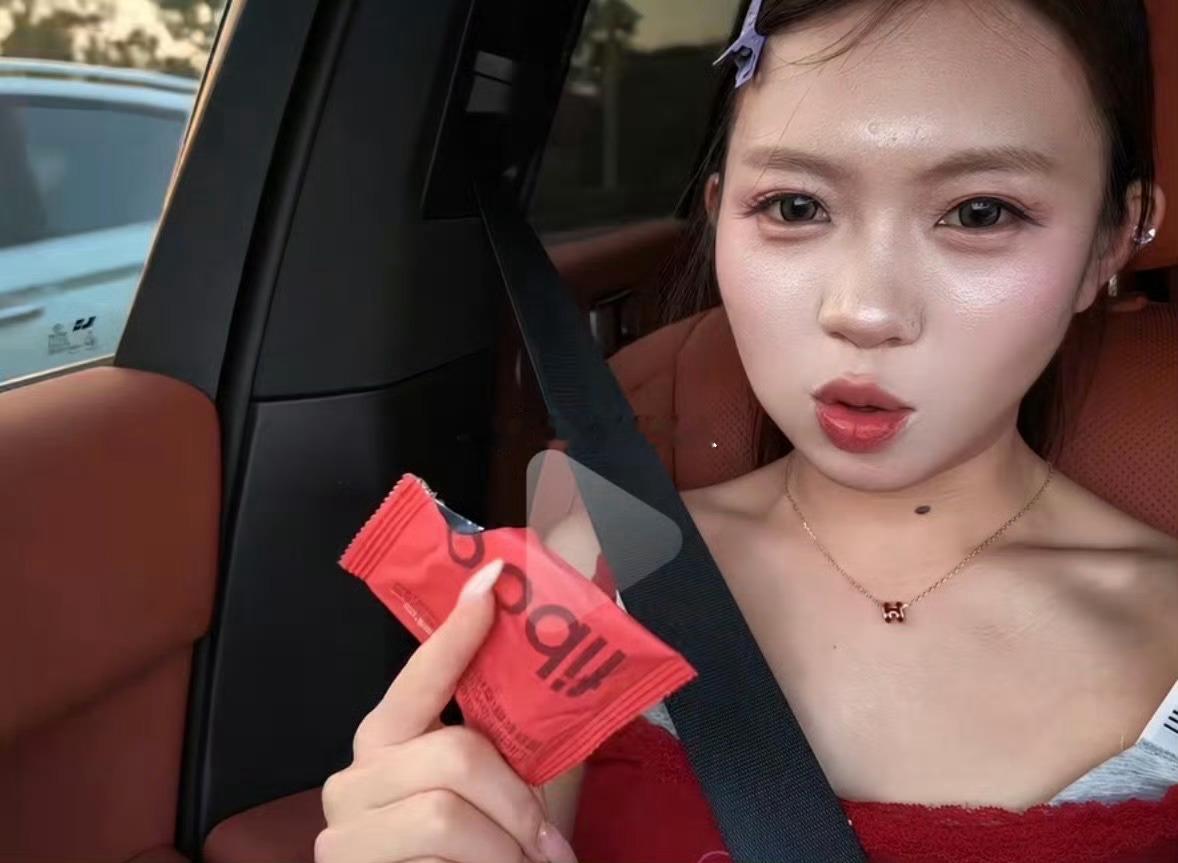 被716小美自己发的vlog丑哭了  平时直播和发dy 滤镜太大了 跟其他网红真