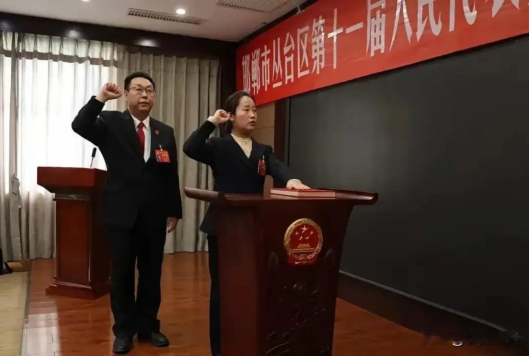 冯院长在严肃的神圣的宣誓