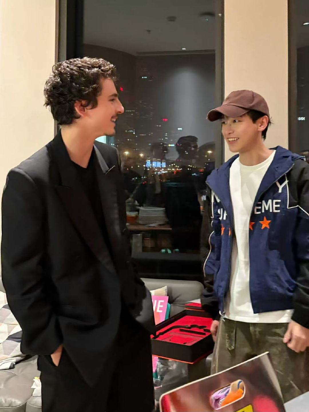 甜茶彭昱畅合照对视彭昱畅晒与甜茶合影 彭昱畅晒与甜茶合影 