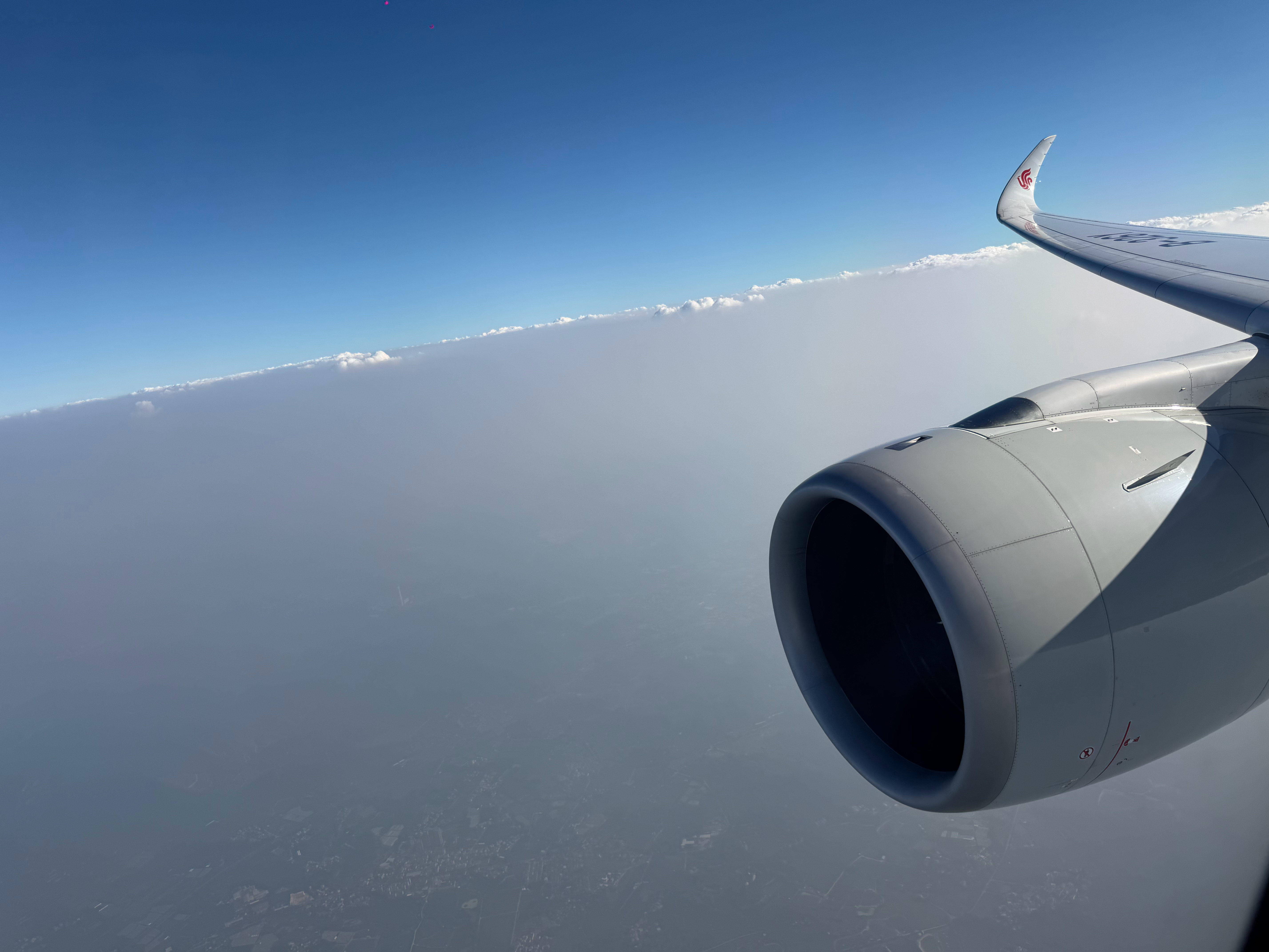 今天航班做空中广播时，听到一位声线和播报非常好的空乘，那个声音不仅有磁性，整个播