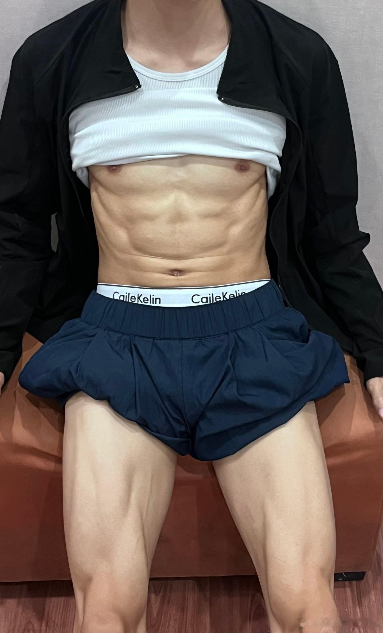 节食减肥对女生影响很大女生还是应该丰满一点，太瘦不好看。男生瘦点好看。 