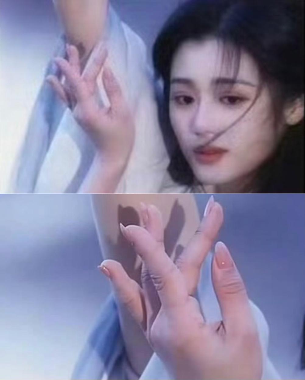 现实中这种几率有多大，
一张绝美的仙女脸偏偏长了一双短短胖胖的手，
真的好喜感！
