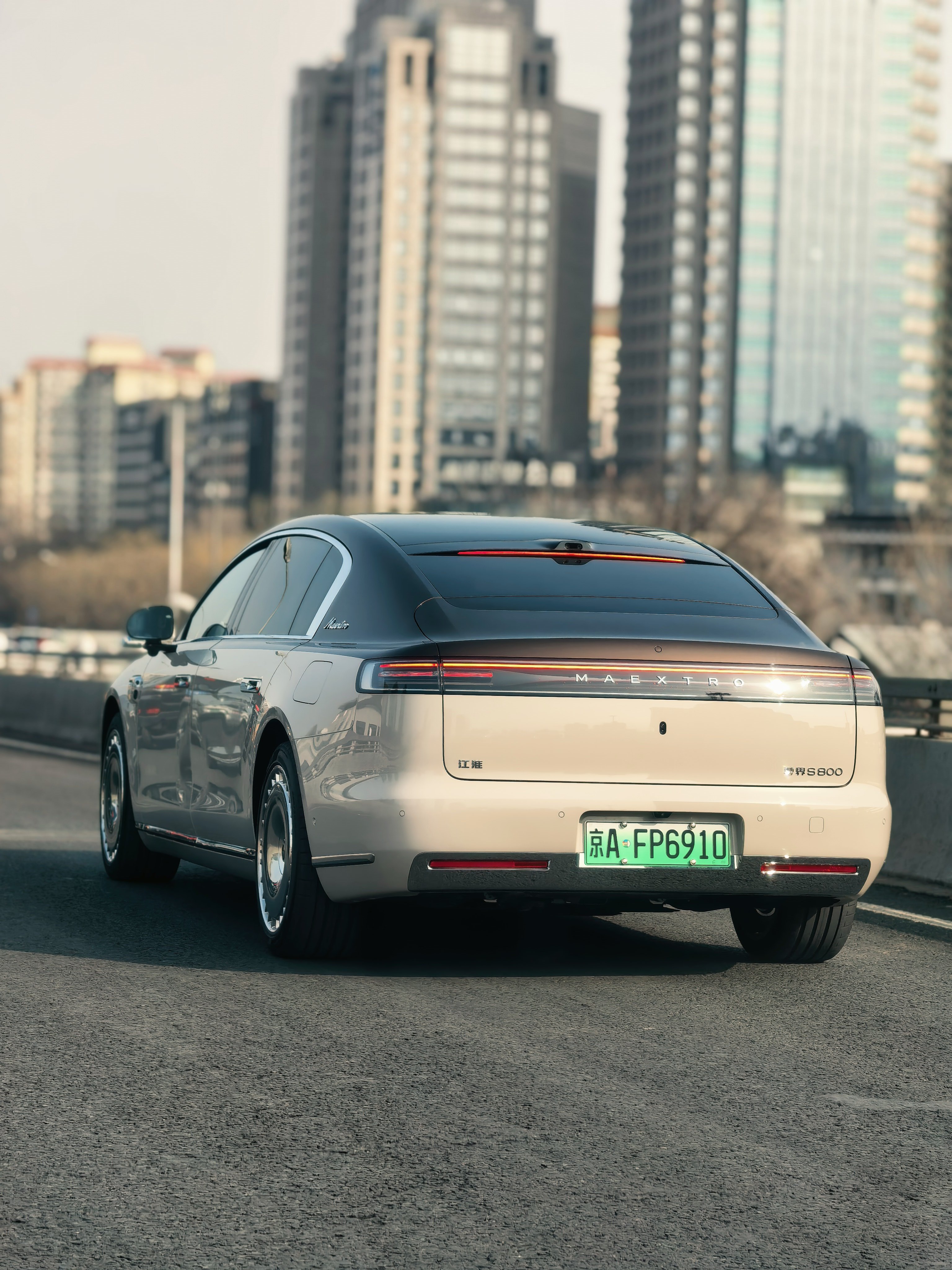 路上碰到大佬，尊界S800这双拼色够不够豪？ 