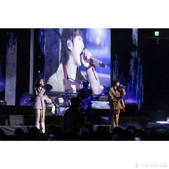 当红男女爱豆的边界感 中间可以开一家蜜雪了  