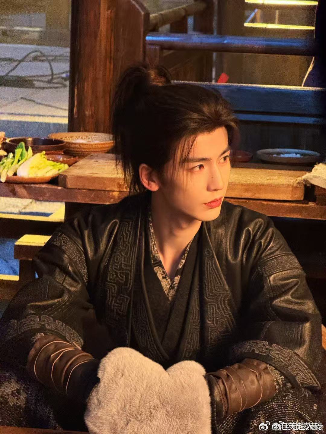 张凌赫归鸾片场随拍张凌赫归鸾片场plog 张凌赫归鸾片场随拍，这个萧厉是真帅啊！