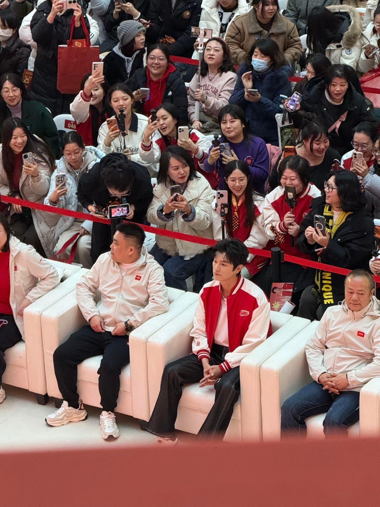 杨旭文昨天挤公交今天挤商场 粉丝玩梗真的溜到飞起！前有“挤公交”名场面，后有商场