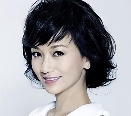 1975年，21岁的赵雅芝嫁给了香港名医黄汉伟。婚后第3年，赵雅芝却与有妇之夫黄