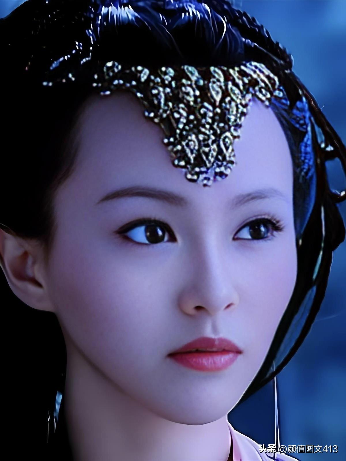 唐紫嫣，一颦一笑皆是风情。她如盛夏玫瑰，热烈而明媚；似月下白兰，清雅且从容。镜头