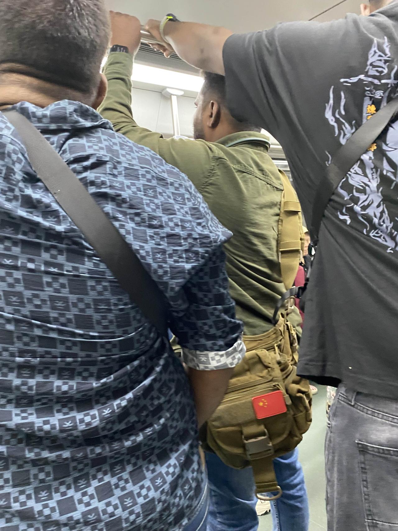 今天在地铁上看到几个外国人，从肤色和打扮来判断，应该是印度人。穿着打扮休闲、时尚